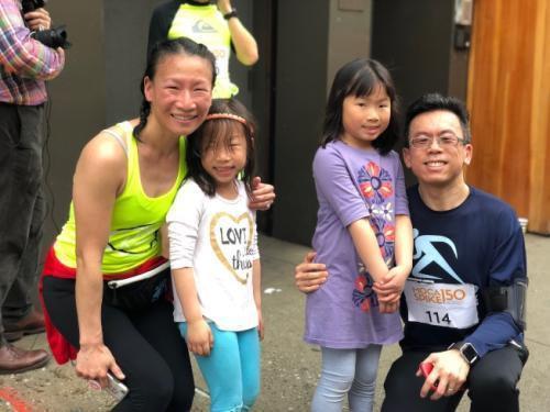 高敏昭(左一)邓仲民(右一)带着两个女儿参加长跑活动.jpeg